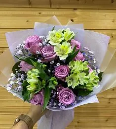 Букет "Мелодия сердца" из альстромерий, роз и гипсофил