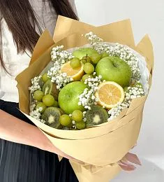 Фруктовый букет "Весеннее Утро" с яблоками, киви, лимоном и гипсофилой