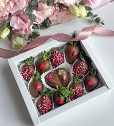 Клубничный бокс "Любимка" клубника в молочном шоколаде и шоколадное сердце